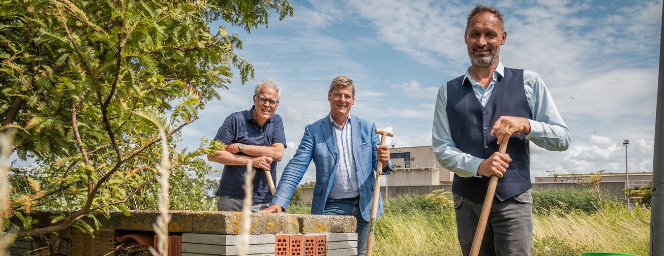 Bestuurders bij de bijenburcht Noordwijk