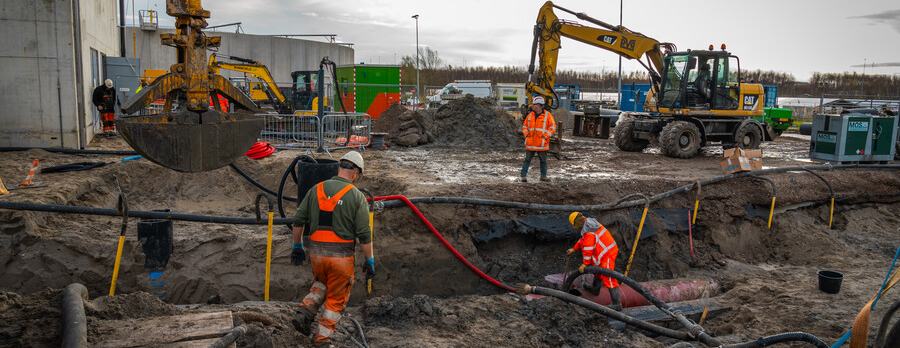 Aan het werk bij de bouw van AWZI Zwanenburg