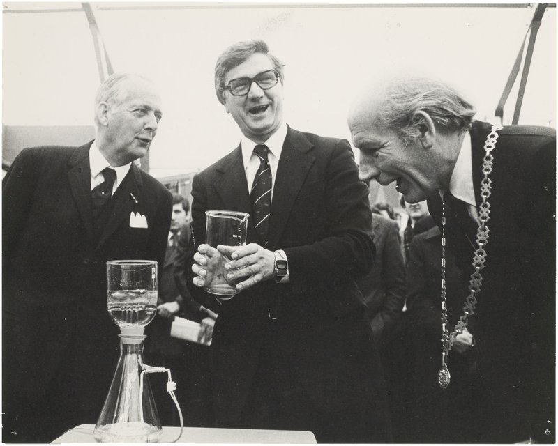 Dijkgraaf Johannes baron van Knobelsdorff, minister van Verkeer en Waterstaat Tjerk Westerterp en burgemeester van Katwijk Corstiaan Andreas Bos bij de opening van AWZI Katwijk op 10 mei 1977
