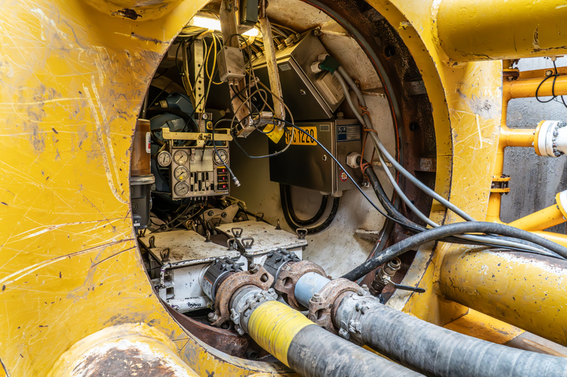 Buizen die zorgen voor aanvoer en afvoer van boorvloeistorf en grond