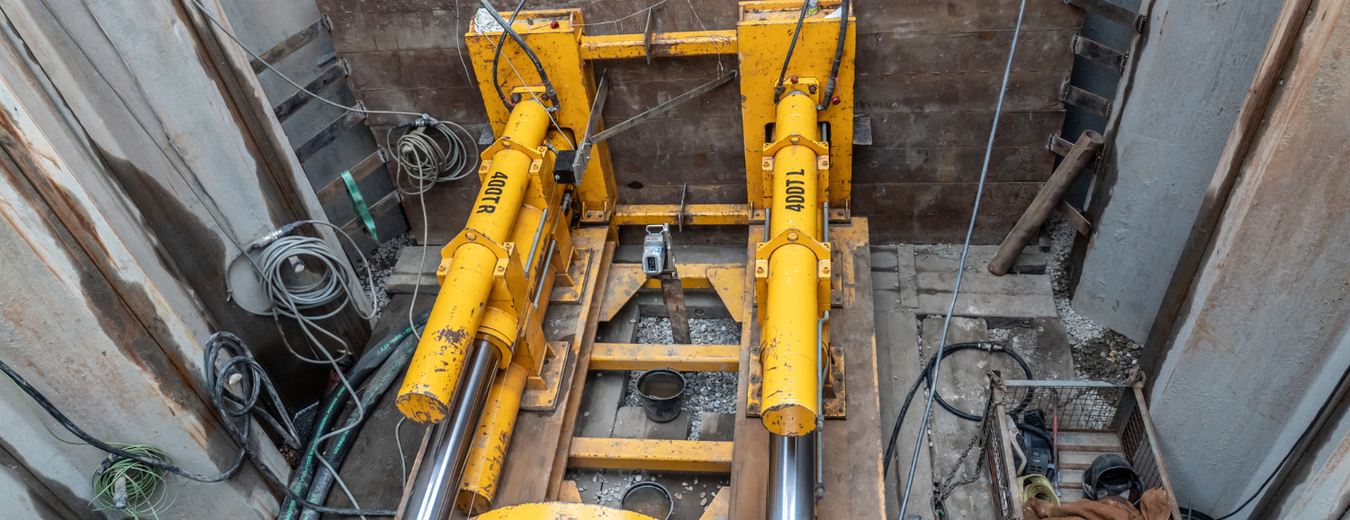 Boor die hydraulisch in de grond wordt gedrukt