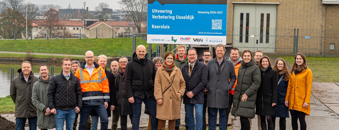 Foto bij het bouwbord van de Keersluis