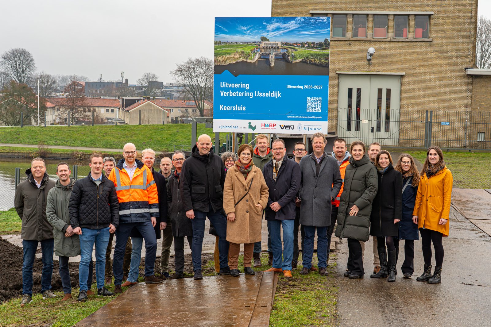 Foto bij het bouwbord van de Keersluis