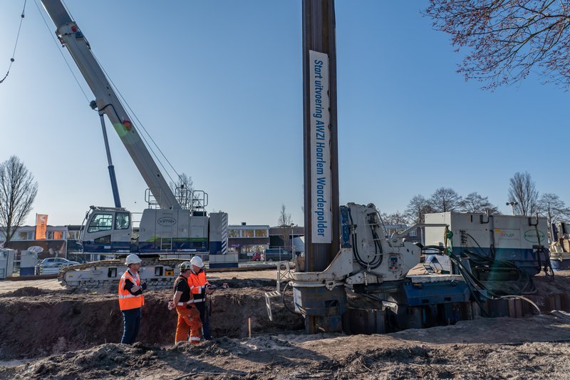 De eerste damwand in Haarlem Waarderpolder staat klaar om gedrukt te worden.