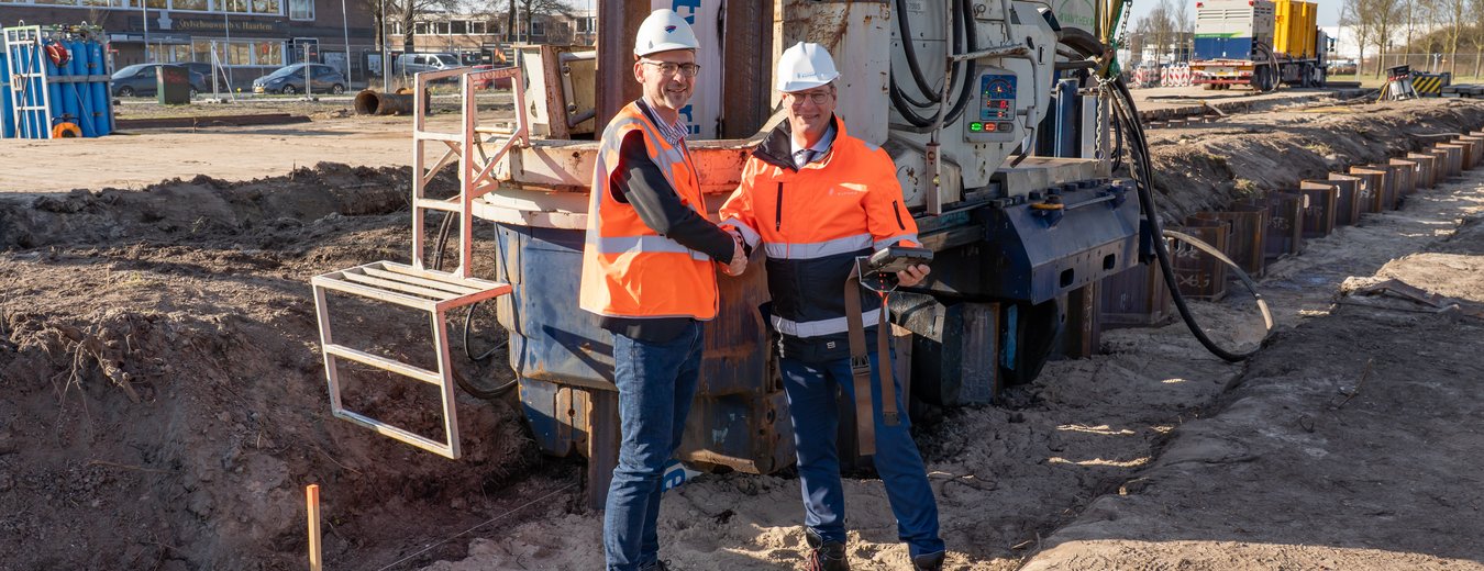 Boudewijn Bartholomeeusen (adjunct-directeur BESIX) en Hoogheemraad Harry Kortman bij het drukken van de eerste damwand