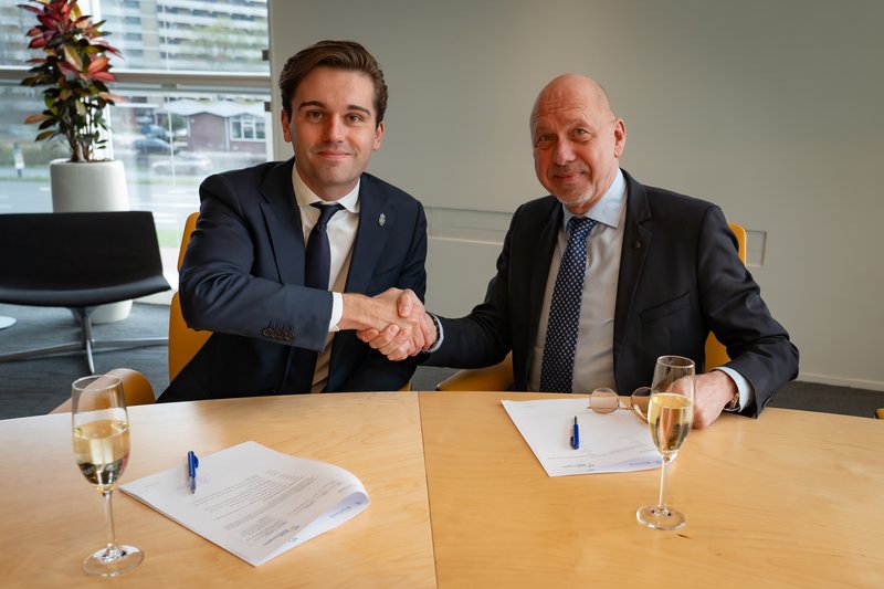 Bas Knapp (l) met René Noppeney (r) van Royal HaskoningDHV