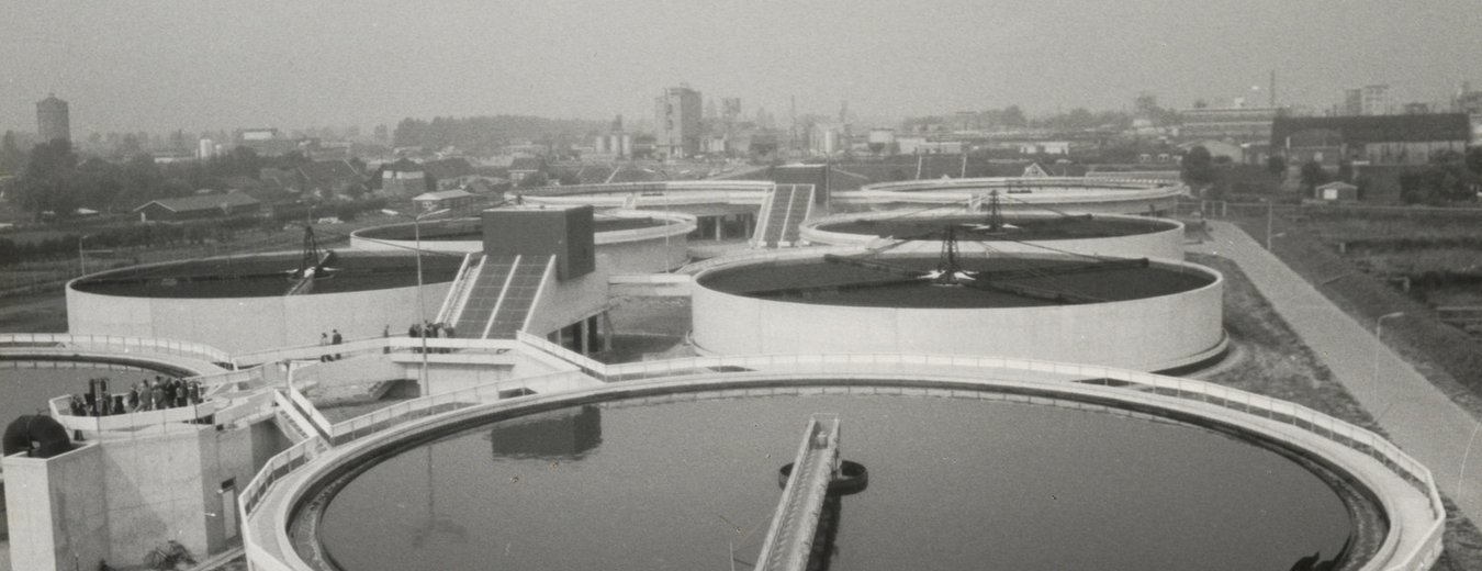 Medewerkers van het hoogheemraadschap Schieland bezoeken de afvalwaterzuiveringsinstallatie in Gouda, C.M. Meijer, 1976
