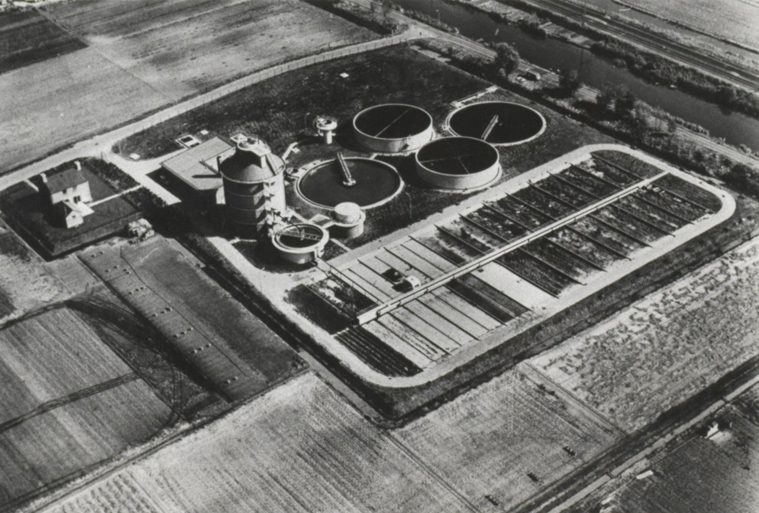 Overzichtsfoto van de afvalwaterzuiveringsinstallatie te Noordwijkerhout, G. Zwarts, 1969