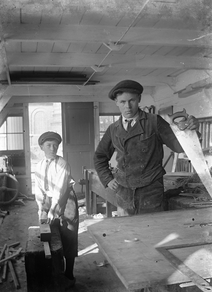 FOTO-800016: Twee timmerlieden aan het werk in de timmerschuur bij gemaal Halfweg, circa 1925
