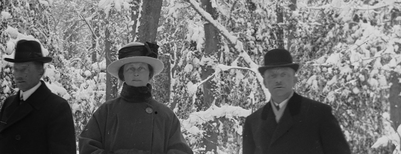 FOTO-800033 Meindert Kion en Tine en Derk van der Klip in een besneeuwd Asserbos, 31-12-1923