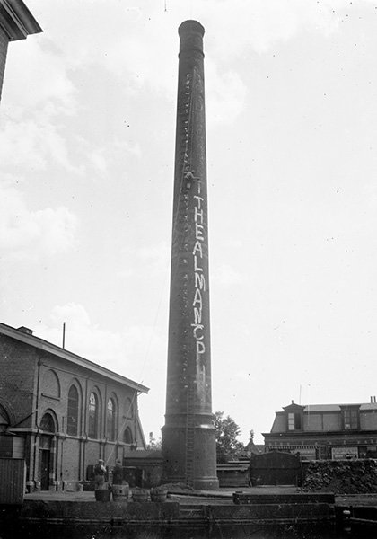 FOTO-800088: Schoonmaken van de schoorsteen van het stoomgemaal Halfweg