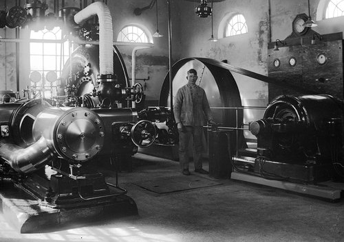 FOTO-800100: Man bij de nieuwe stoommachine van gemaal Halfweg, circa 1925