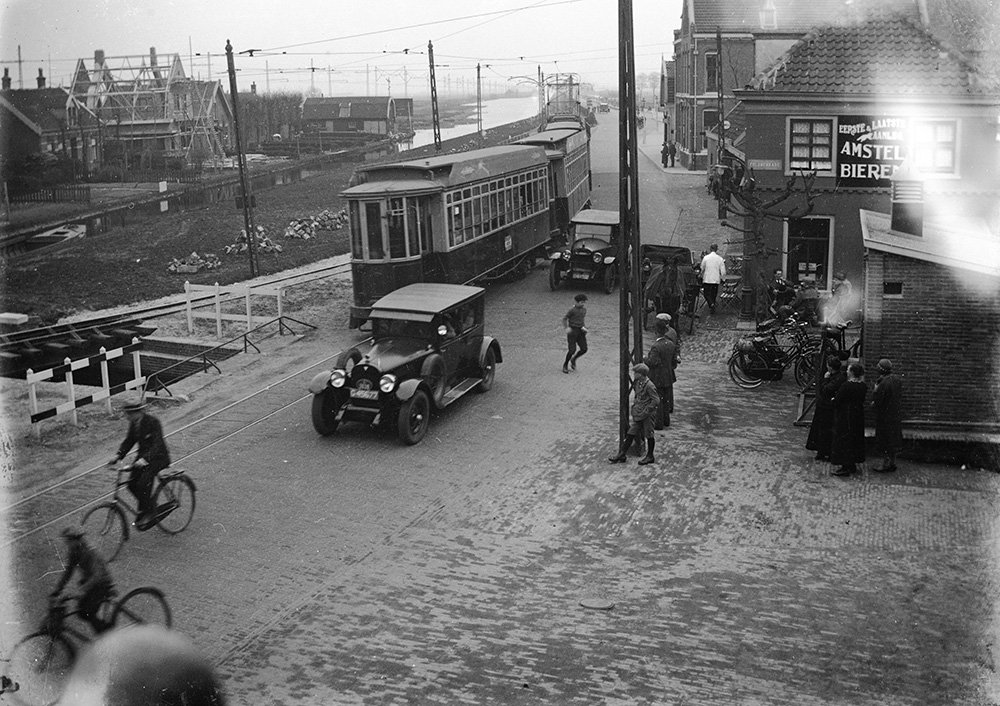 FOTO-800102: Auto en fietsers en tram op straat in Halfweg, circa 1926