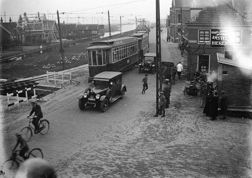 FOTO-800102: Auto en fietsers en tram op straat in Halfweg, circa 1926