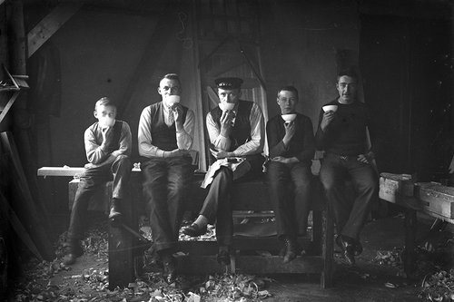 FOTO-800112: Werklui in boezemgemaal Halfweg in de timmerloods aan de koffie, circa 1925