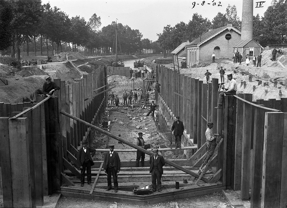 Afbeelding: FOTO-800115: Mannen bij het maken van Sluis 4 bij het Gemaal in het Noord-Willemskanaal bij De Punt in Drenthe, 1902
