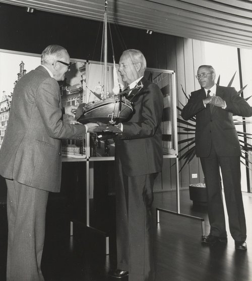 : Dhr. A. van der Starre, modelbouwer, biedt dijkgraaf Knobelsdorf een model van de meerboeier aan, 1978. FOTO-000316