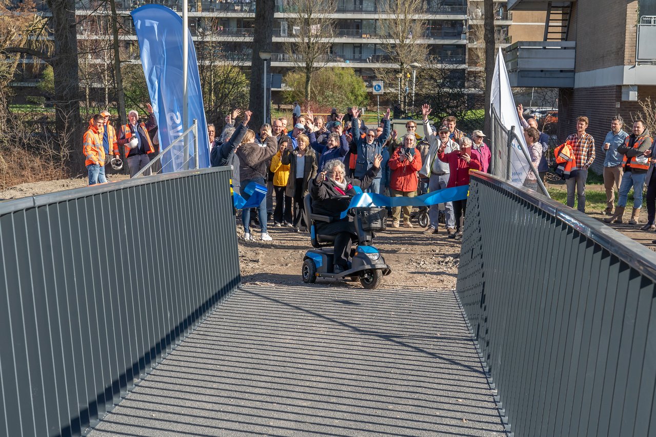 Wethouder Marijke van der Meer knipt het lint door