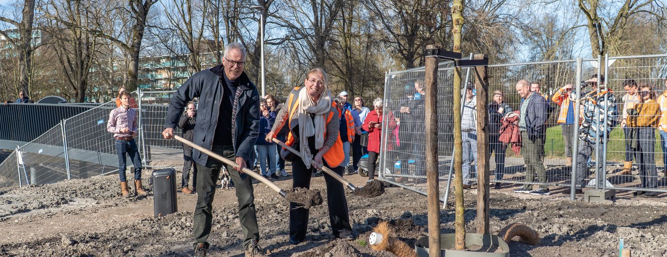 Hoogheemraad Hans Schouffoer plant moerbeibomen in Zoetermeer met Inge Kramps (Afdelingshoofd/MT-lid Stadsbeheer en Afvalinzameling Zoetermeer)