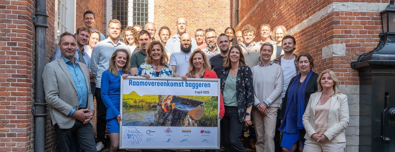 Groepsfoto ondertekening raamovereenkomst baggeren2