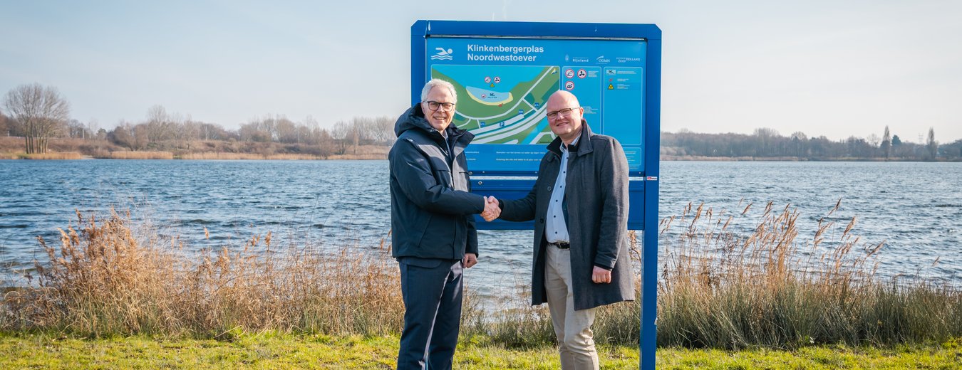 Hoogheemraad Hans Schouffoer en wethouder Elfred Bus bij de Klinkenbergerplas