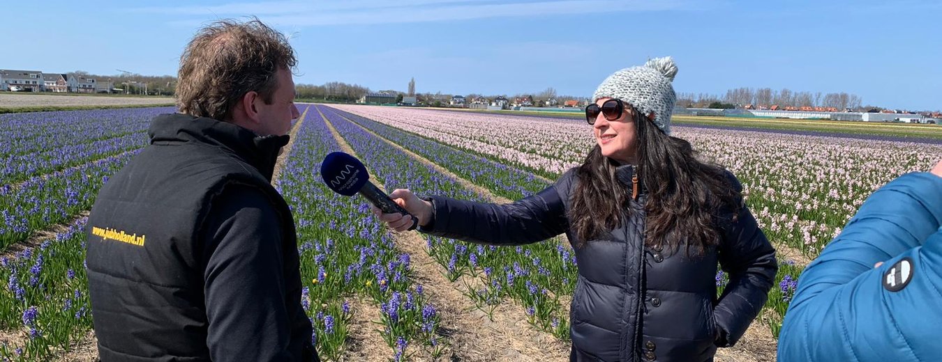 Hanneke in gesprek met bollenteler voor podcast