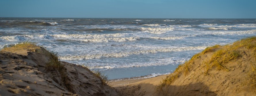 Strandopgang met harde wind