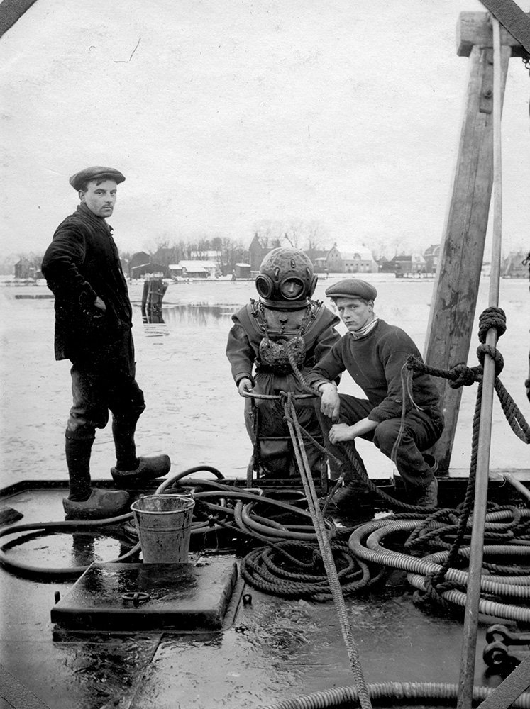 NEG-0160: Duiker voor onderwaterinspecties bij het oostelijk remmingwerk van de Grote Sluis in Spaarndam, 02-12-1925