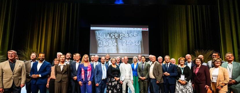 Ondertekening Kustpact 2026-2030 met ondertekenaars van onder andere waterschappen op de foto