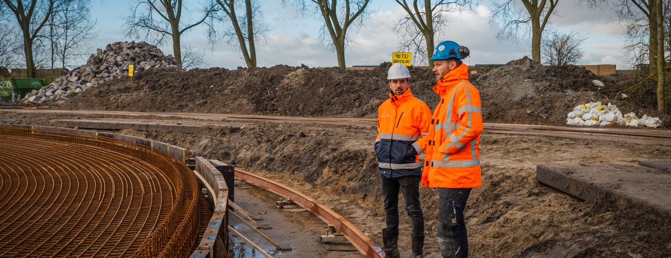 Foto mannen op terrein afvalwaterzuivering