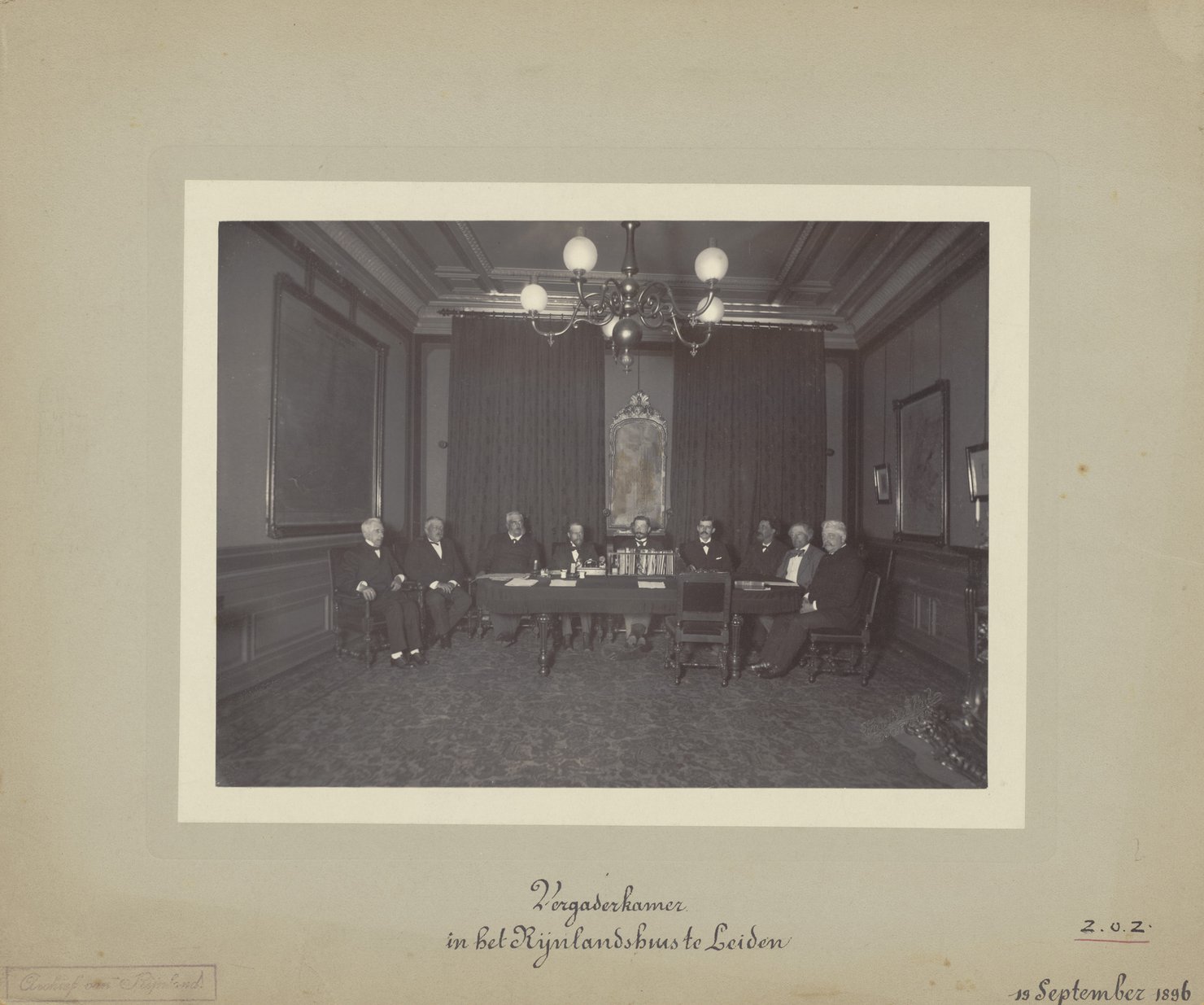 Het college van Rijnland bijeen in de Rode Zaal van het gemeenlandshuis aan de Breestraat in Leiden. Foto A.J. van der Stok, 1896.