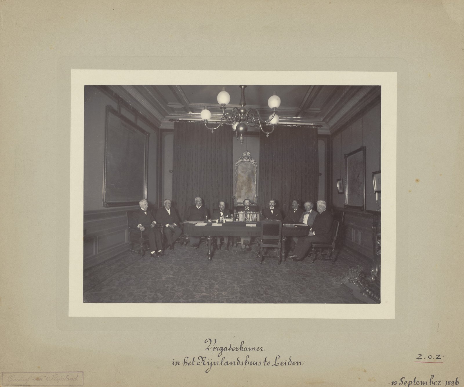 Het college van Rijnland bijeen in de Rode Zaal van het gemeenlandshuis aan de Breestraat in Leiden. Foto A.J. van der Stok, 1896.