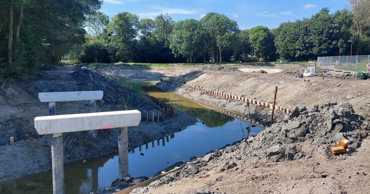 Werkzaamheden aan nieuwe sloten in het Zoetermeerse Westerpark in volle gang