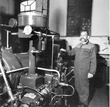 Machinist bij de dieselmotor