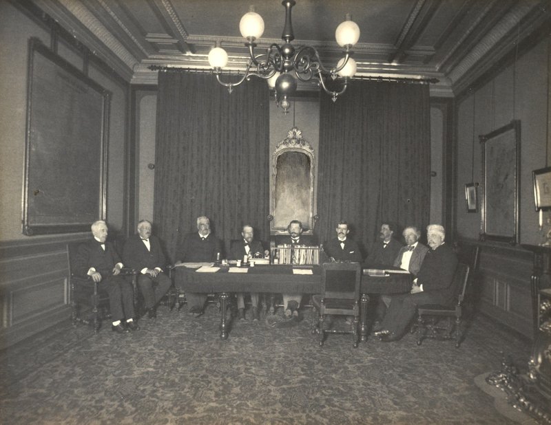 bestuur in blauwe zaal