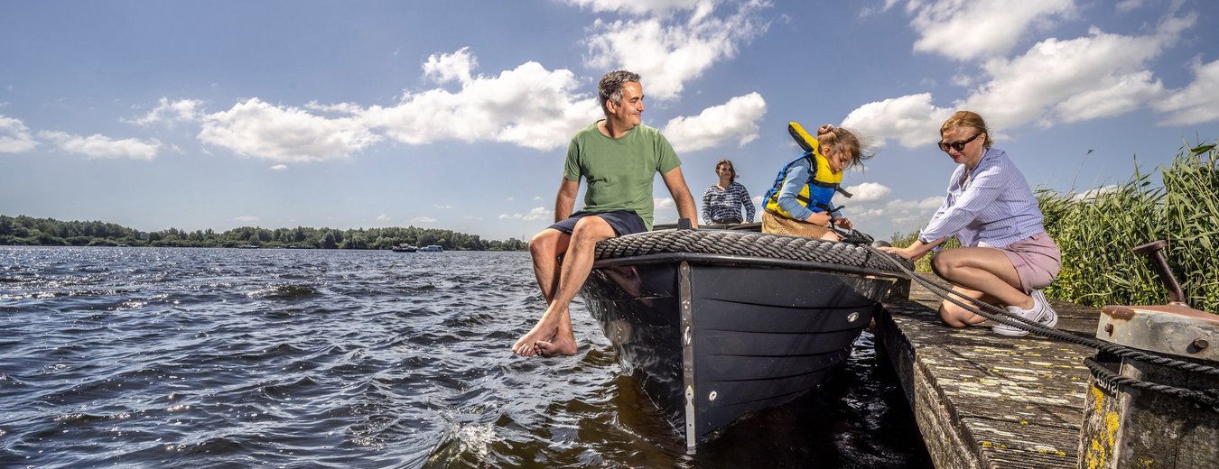 decoratief: gezin op een boot