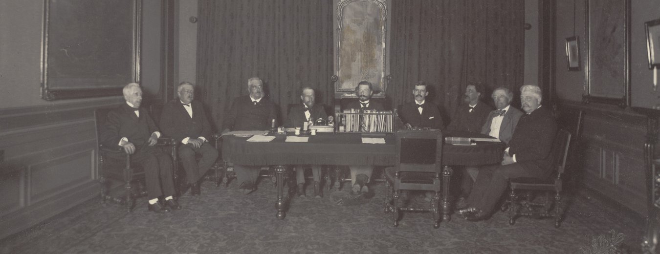 Het college van Rijnland bijeen in de Rode Zaal van het gemeenlandshuis aan de Breestraat in Leiden. Foto A.J. van der Stok, 1896.