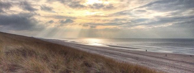 kust met duinen en zee