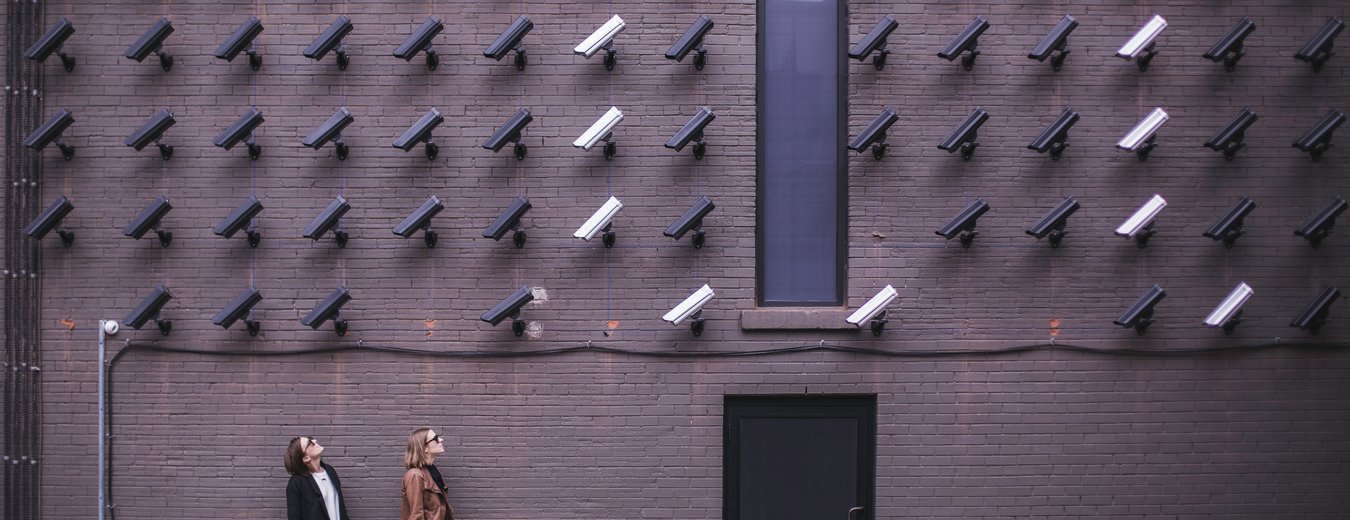 twee personen met heel veel camera's