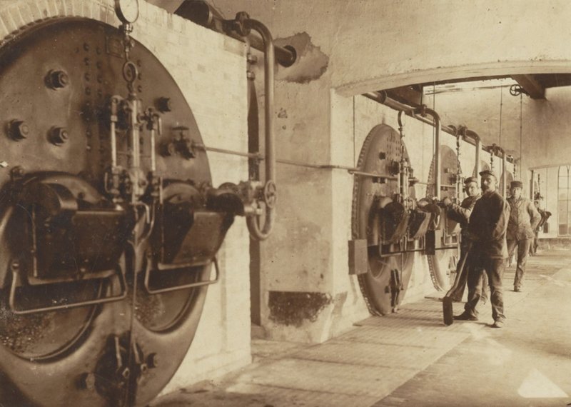 stokers van het gemaal Leeghwater tijdens de verbouwing van een stoom- naar dieselgemaal